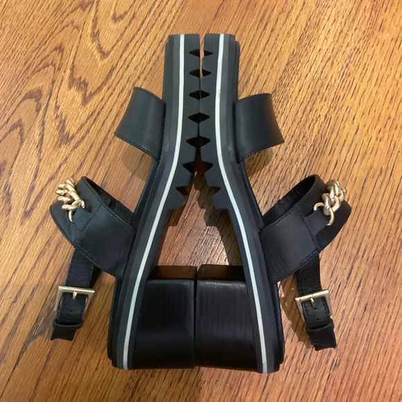 Bernardo Sorrena Goldtone Chain Lug Heel Sandal NWOB - Picture 10 of 13